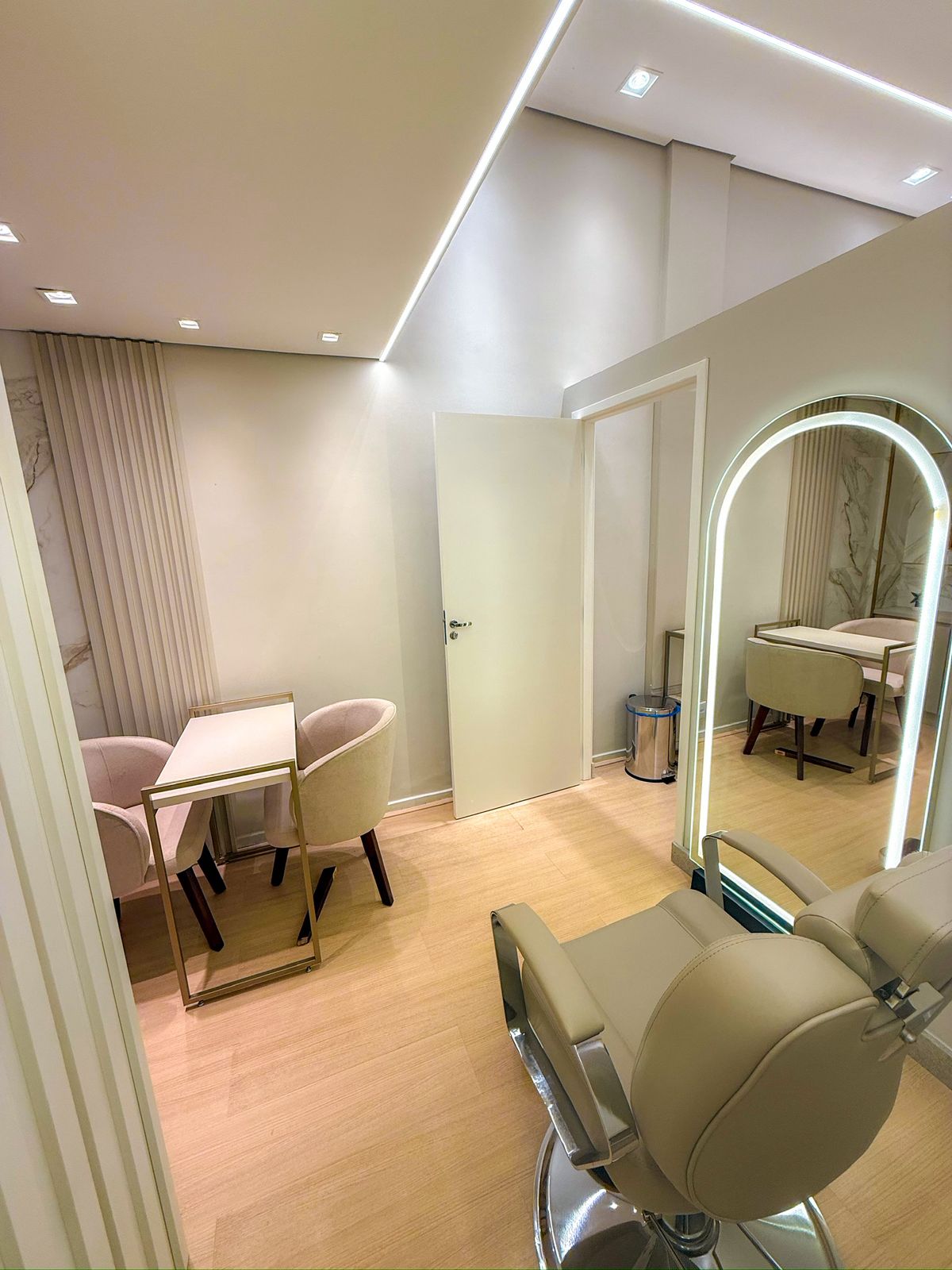 Interior da Ame Piercing — ambiente aconchegante e profissional