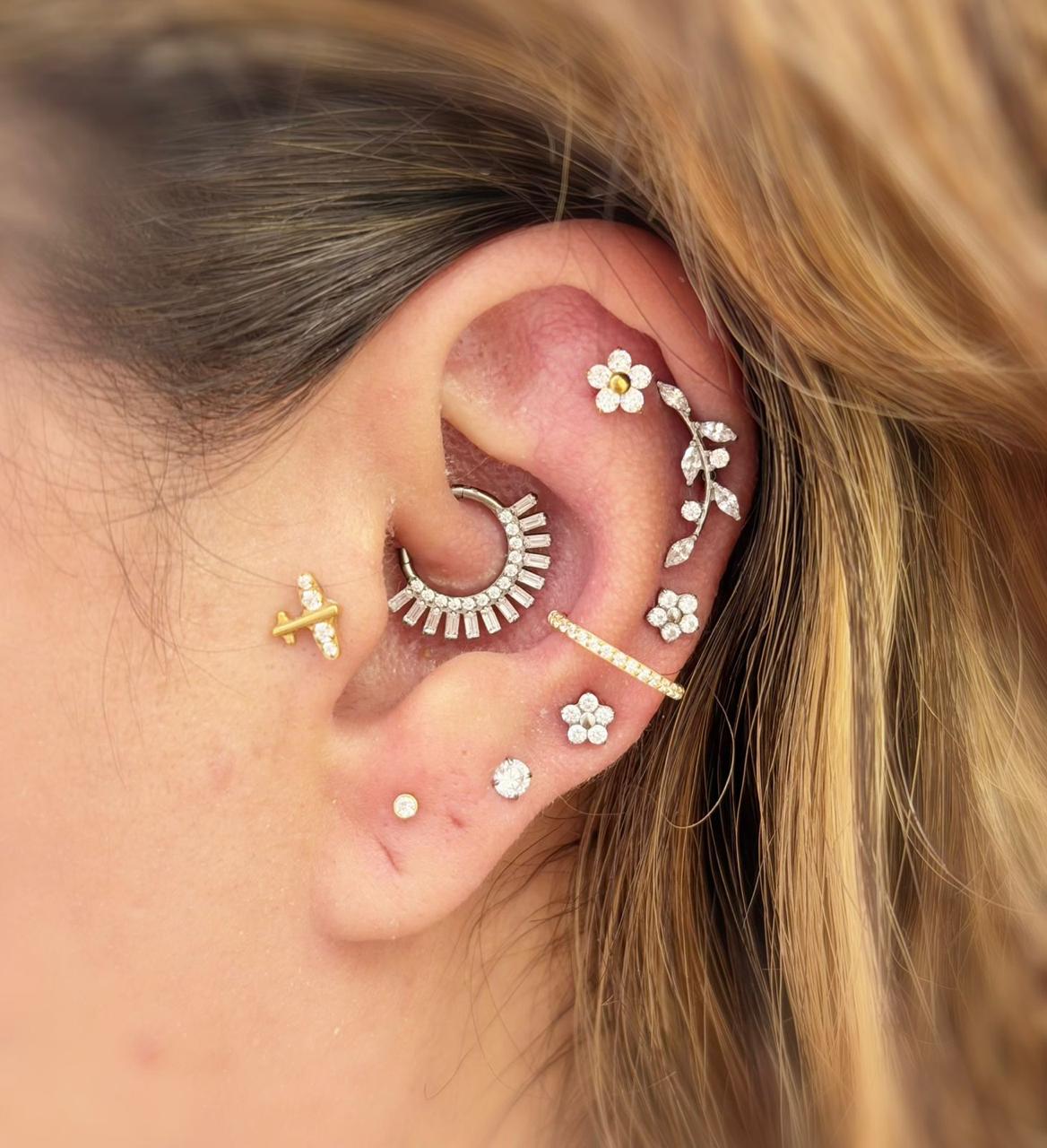 Aplicação de piercing realizada na Ame Piercing